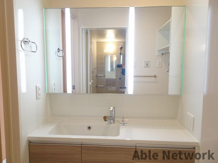 ロマージュ神栖の洗面所|ワイドカウンターの洗面台