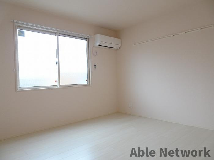 ロマージュ神栖の居間・リビング|６．７帖の洋室