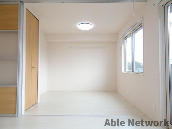 ロマージュ神栖の居間・リビング|４．９帖の洋室