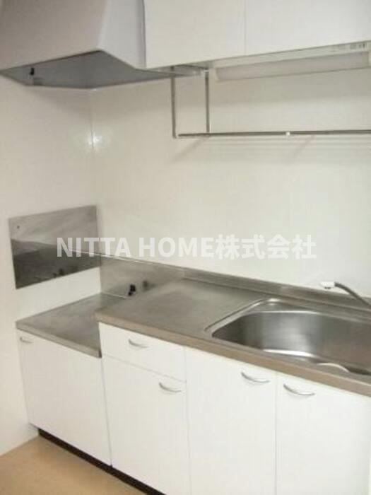 グランモア和田　Ａのキッチン|１２帖のリビングを広々使えるオープンキッチン◇