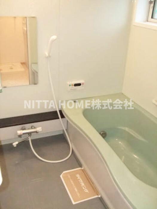 グランモア和田　Ａの浴室|追い焚機能がついている小窓付きの浴室◇