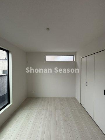 【現地画像あり】厚木市戸室５期　全２棟　2号棟の洋室|バルコニーに繋がるメイン居室は、開放感も良好です♪