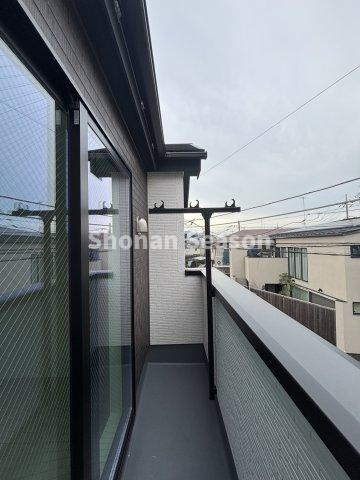 【現地画像あり】厚木市戸室５期　全２棟　2号棟のバルコニー|バルコニーからは穏やかな環境が広がり、景観にも開放感がございます♪