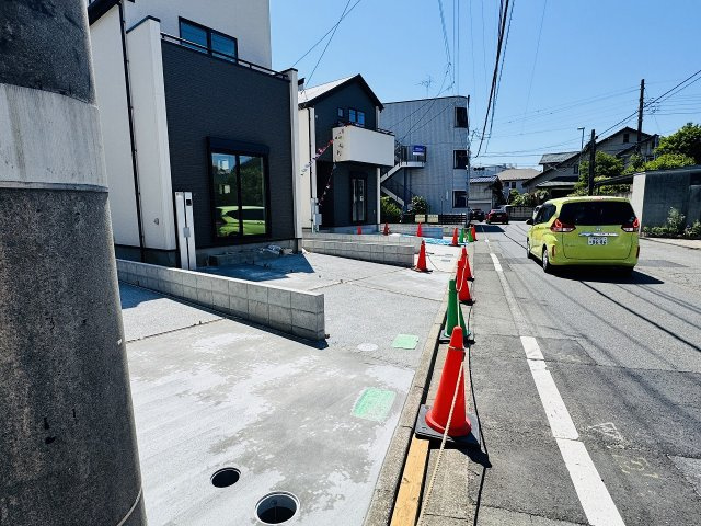 八王子市　北野町　新築一戸建て　６期の前面道路含む現地写真|～南西8ｍ公道に面しています～