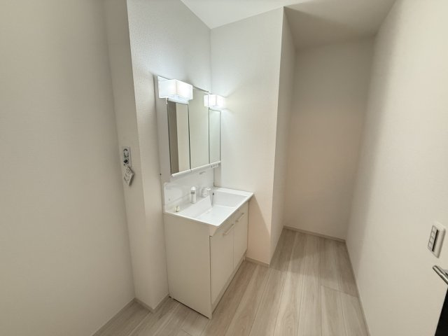 アーバンスタイル前橋市北代田町1期　1号棟の独立洗面台|シャワー水栓付き洗面台で朝の身支度もバッチリです！
洗面台には収納スペースもあり洗面室もすっきり片付きますよ！