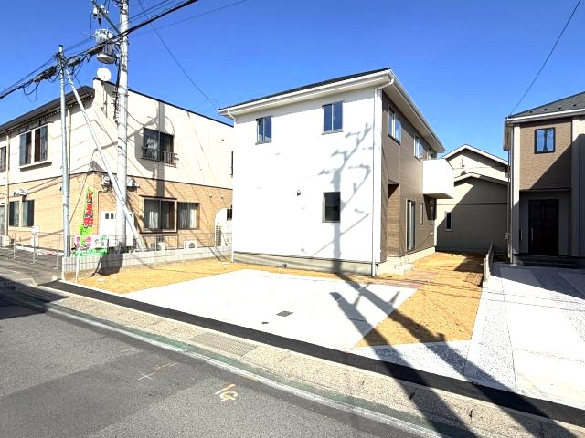 アーバンスタイル前橋市北代田町1期　1号棟の駐車場|駐車場もキレイに整備されています。並列３台駐車可能です。
前面道路も広く、車の出し入れもしやすいですよ！