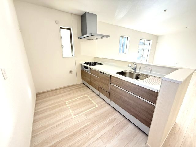 アーバンスタイル前橋市北代田町1期　1号棟のキッチン|人気のカウンターキッチン採用です☆
コンロも３口ご用意しています！調理スペースも広くストレスなくお料理できます。
浄水器つきなので美味しいお水も飲めますよ♪