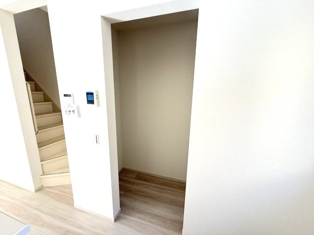 アーバンスタイル前橋市北代田町1期　1号棟の収納|キッチン横にはパントリー収納付きです。ストック品や調理器具の収納に重宝しますよ！