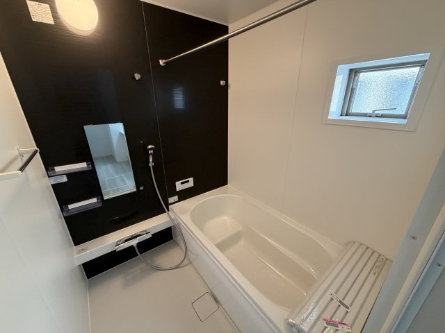アーバンスタイル前橋市北代田町1期　1号棟の浴室|１坪タイプのフルオートバスです！
足を延ばして入れる広さなので一日の疲れも癒されますよ♪
室内物干しや浴室乾燥機もあるのでお天気の悪い日にはランドリースペースとしてもご利用できます！