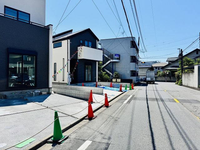八王子市　北野町　新築一戸建て　６期の前面道路含む現地写真|～南西8ｍ公道に面しています～