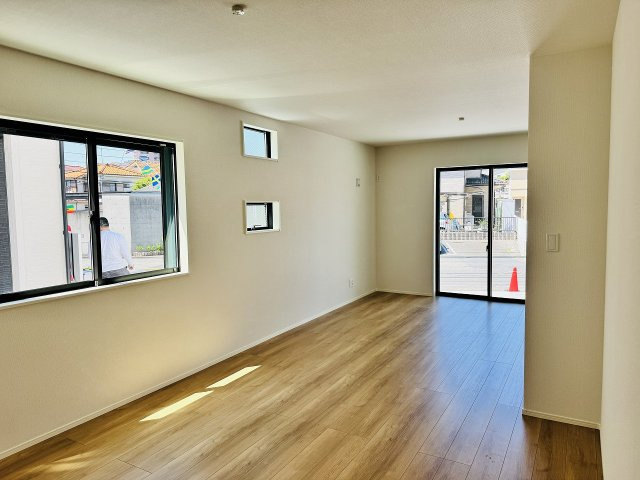 八王子市　北野町　新築一戸建て　６期の居間・リビング|～18.87帖の明るいLDKで、家族団欒の時間をお過ごしいただけます～
