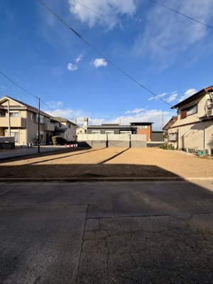 【前面道路含む現地写真】 | 【花垣町第1期　現地外観】
※令和8年1月時点
