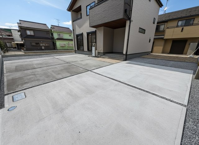三郷市彦江1丁目　新築戸建　全1棟の駐車場|家族用・来客用にも使える3台分のカースペース