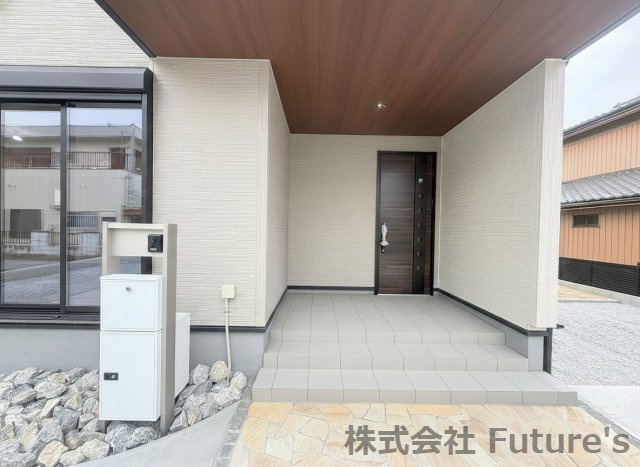 三郷市彦江1丁目　新築戸建　全1棟のエントランス|不在時に便利な宅配BOX完備♪