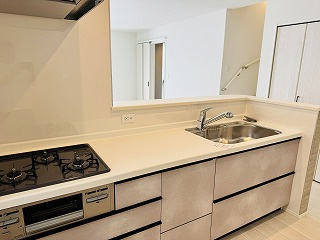八王子市　北野町　新築一戸建て　６期のキッチン|～３口コンロと広い調理台でお料理が捗ります～