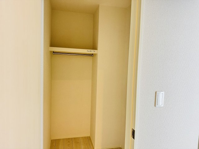 八王子市　北野町　新築一戸建て　６期の収納|～玄関の大容量収納　前面にハンガーパイプ、右手には可動棚があります～