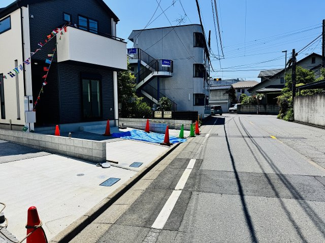八王子市　北野町　新築一戸建て　６期の前面道路含む現地写真|～南西8ｍ公道に面しています～