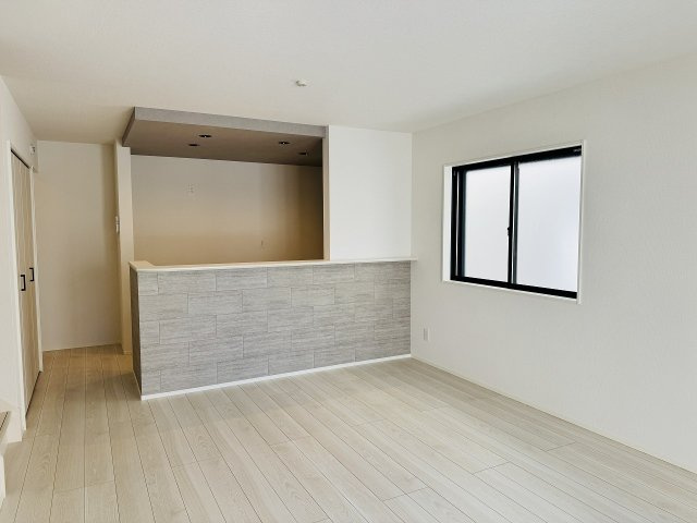 八王子市　北野町　新築一戸建て　６期の居間・リビング|～16.0帖の明るいLDKで、家族団欒の時間をお過ごしいただけます～