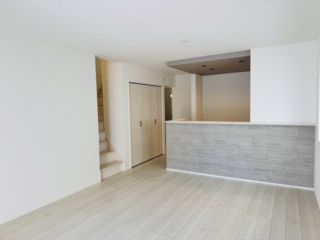 八王子市　北野町　新築一戸建て　６期の居間・リビング|～16.0帖の明るいLDKで、家族団欒の時間をお過ごしいただけます～