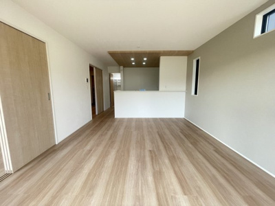 【居間・リビング】 | 与那原町上与那原（全4棟）ラスト3号棟 | 3号棟　LDK16帖♪キッチンはオシャレな折下げ天井採用♪