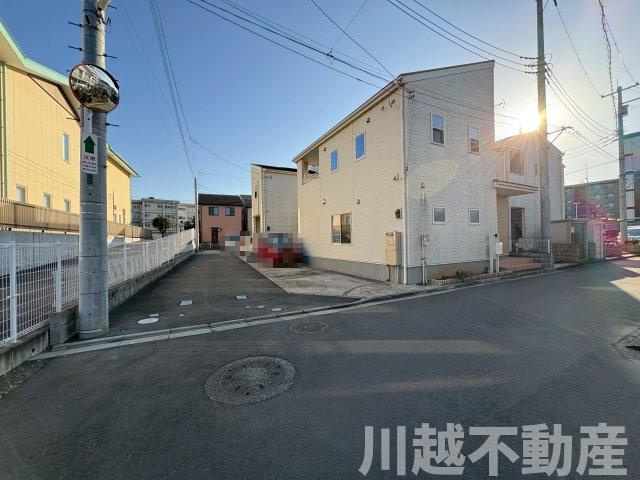 川越市笠幡　中古戸建の前面道路含む現地写真|前面道路含む現地写真です