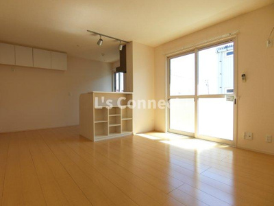 【居間・リビング】 | シャルマン古川Ａ | １３帖のＬＤＫ。カウンターキッチンです。