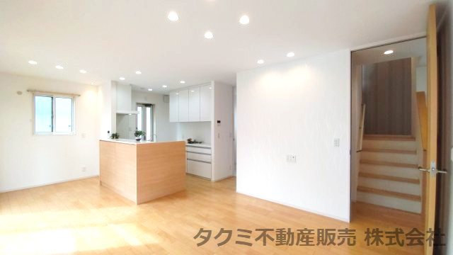 神戸市垂水区舞多聞西　中古一戸建の居間・リビング