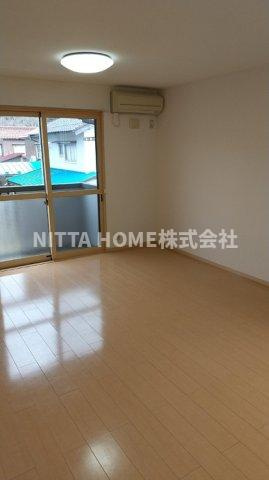 スタートライン故郷　Ａの居間・リビング|１１．５帖のリビングルームに南向きのバルコニーがついています◇