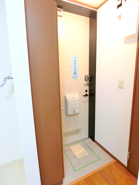 シャルマンホリカワの居間・リビング|★玄関スペース★　★安心のダブルロック★