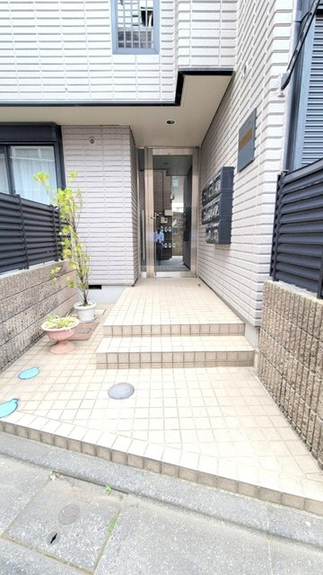 シャルマンホリカワのエントランス