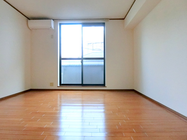 シャルマンホリカワの居間・リビング|★南向きの明るい洋室★