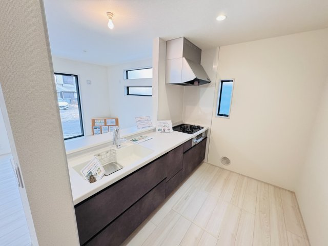柏市南増尾４丁目新築戸建のキッチン|広々システムキッチン・シンクの水栓には浄水器がついてます！