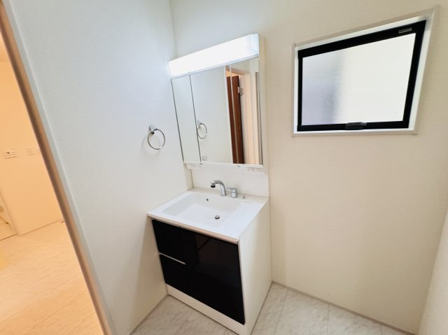 柏市南増尾４丁目新築戸建の独立洗面台|シャワーヘッド付き三面鏡洗面化粧台