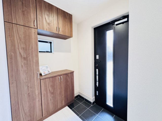 柏市南増尾４丁目新築戸建の玄関|玄関ホール・容量たっぷりシューズボックス