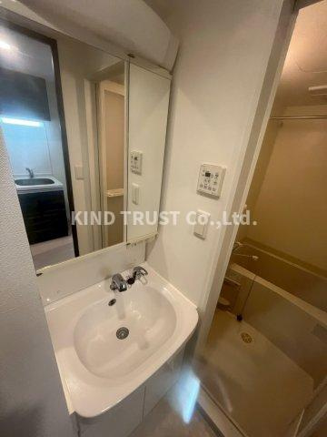 アドバンス西梅田グルーブの洗面所|ゆったりとスペースのある洗面所