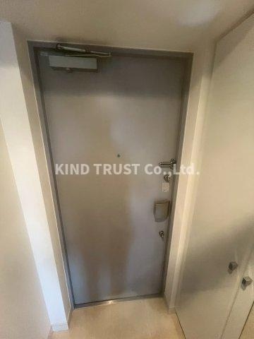 アドバンス西梅田グルーブの玄関|収納もある玄関です