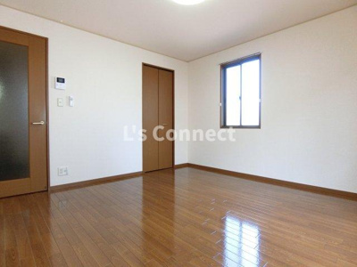 【居間・リビング】 | シャトレーライフ | 角部屋で２面に窓があります。