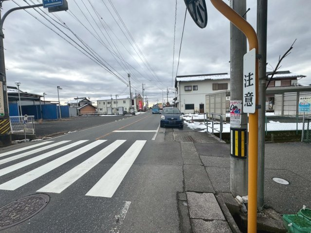 【商談中】中古戸建　揖斐郡池田町本郷　平成6年築の前面道路含む現地写真