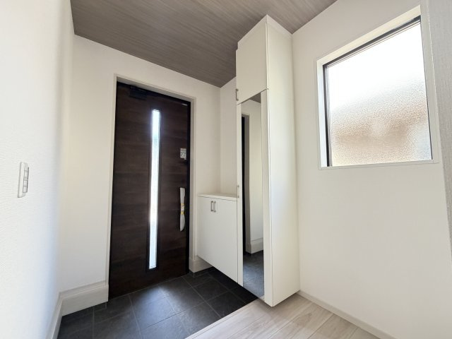 アーバンスタイル前橋市北代田町1期　2号棟の玄関|玄関も広々しています。三面鏡付きなのでお出かけ前の身支度チェックもできますよ！