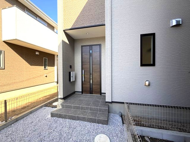 アーバンスタイル前橋市北代田町1期　2号棟の玄関|高級感ある玄関に仕上がっています♪タイル敷なのでお掃除も楽々ですよ。