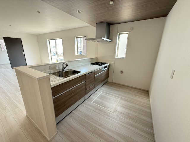 アーバンスタイル前橋市北代田町1期　2号棟のキッチン|人気のカウンターキッチン採用です☆
コンロも３口ご用意しています！調理スペースも広くストレスなくお料理できます。
浄水器つきなので美味しいお水も飲めますよ♪