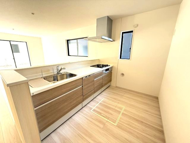 アーバンスタイル前橋市北代田町1期　2号棟のキッチン|人気のカウンターキッチン採用です☆
コンロも３口ご用意しています！調理スペースも広くストレスなくお料理できます。
浄水器つきなので美味しいお水も飲めますよ♪