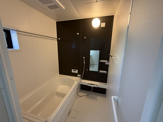 アーバンスタイル前橋市北代田町1期　2号棟の浴室|１坪タイプのフルオートバスです！
足を延ばして入れる広さなので一日の疲れも癒されますよ♪
室内物干しや浴室乾燥機もあるのでお天気の悪い日にはランドリースペースとしてもご利用できます！