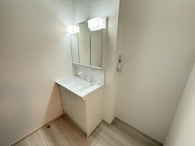 アーバンスタイル前橋市北代田町1期　2号棟の独立洗面台|シャワー水栓付き洗面台で朝の身支度もバッチリです！
洗面台には収納スペースもあり洗面室もすっきり片付きますよ！
