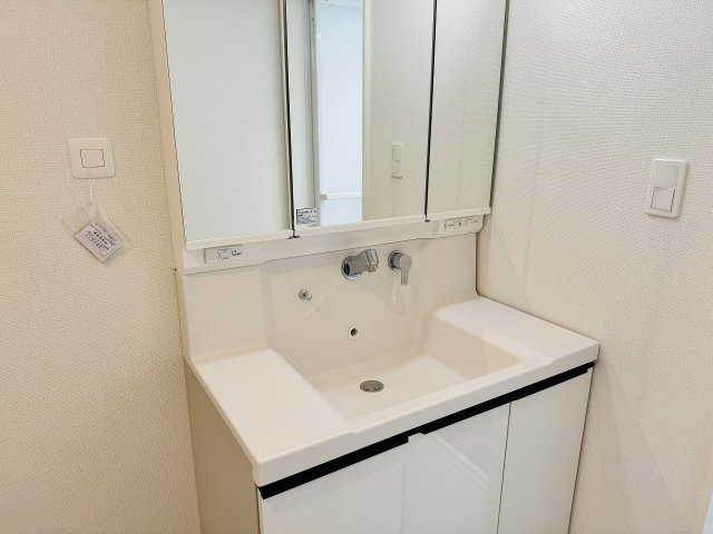 八王子市　北野町　新築一戸建て　６期の独立洗面台|～３面鏡付きの独立洗面台　細々している物をスッキリ収納出来ます～