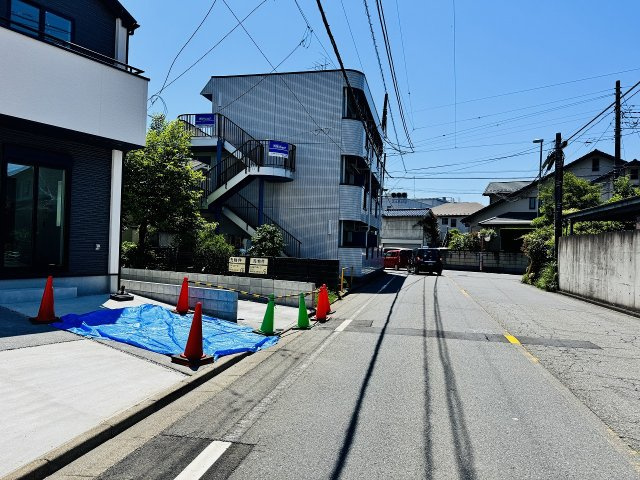 八王子市　北野町　新築一戸建て　６期の前面道路含む現地写真|～南西8ｍ公道に面しています～