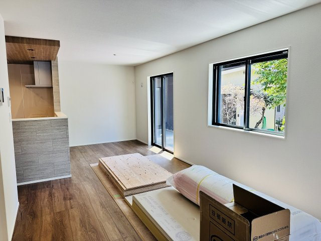八王子市　北野町　新築一戸建て　６期の居間・リビング|～18.37帖の明るいLDKで、家族団欒の時間をお過ごしいただけます～