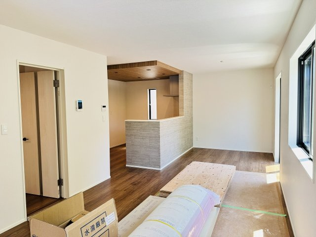 八王子市　北野町　新築一戸建て　６期の居間・リビング|～18.37帖の明るいLDKで、家族団欒の時間をお過ごしいただけます～