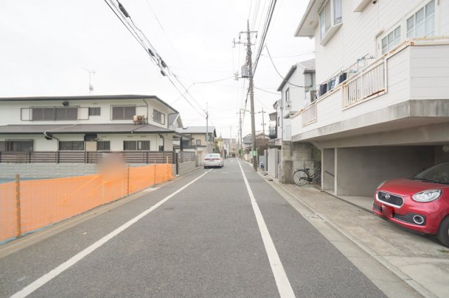 下馬６　土地の前面道路含む現地写真|北西側公道　幅員約5.9m　間口約14.3m
