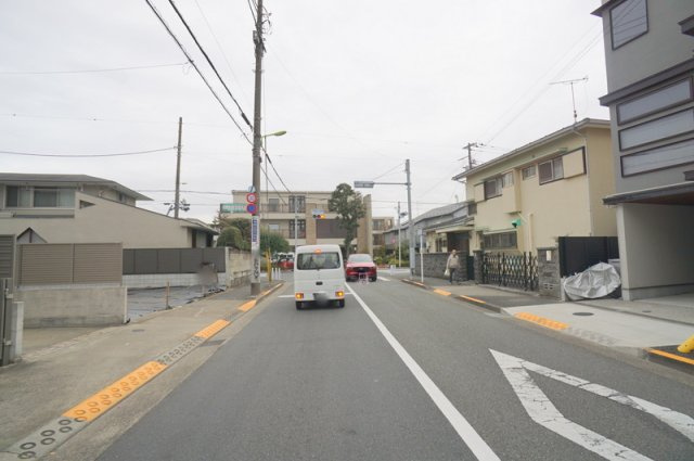 下馬５　土地の前面道路含む現地写真|南西側　公道　幅員約10.9m　接道約2.6m